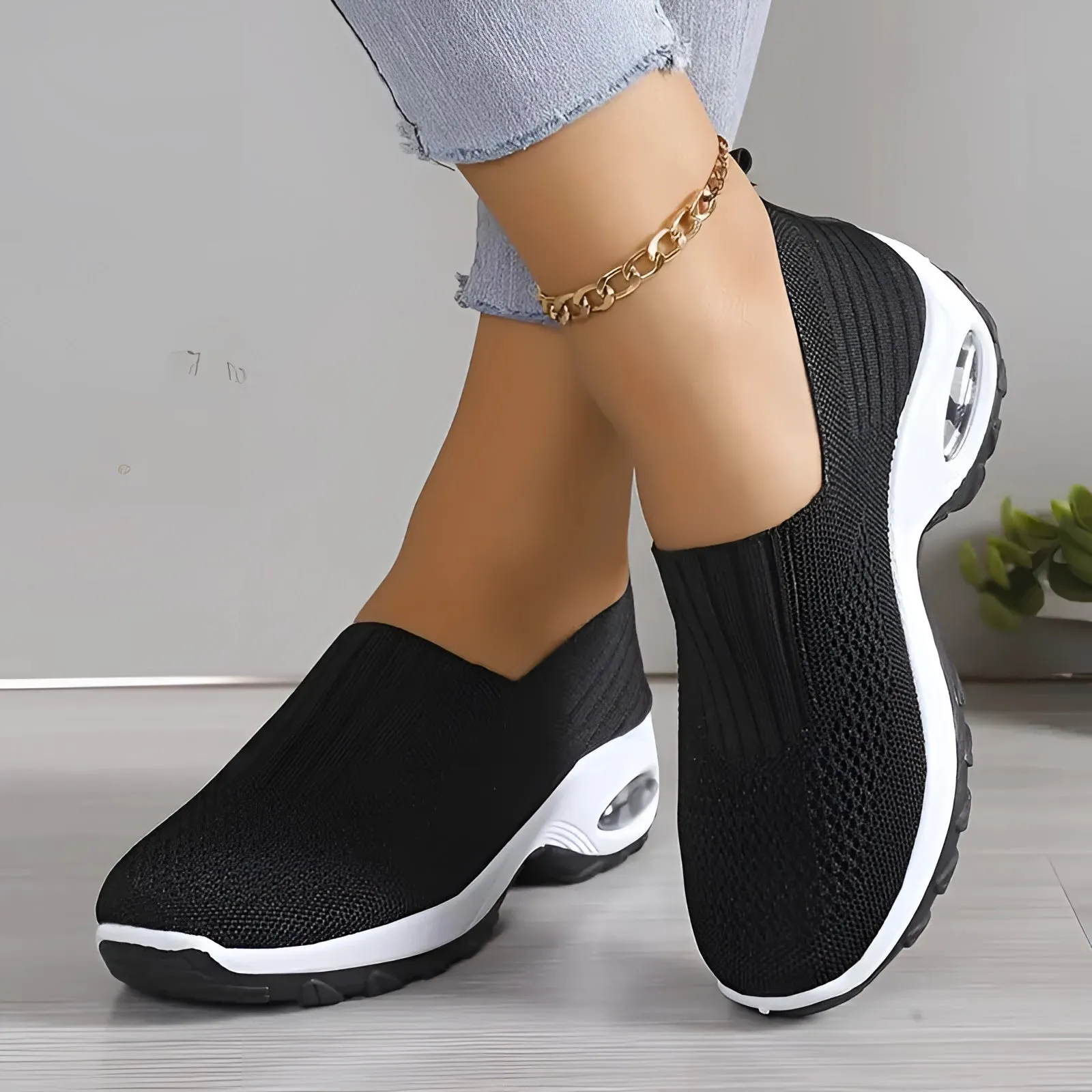 Black Women's Lightweight Breathable Slip-On Sneakers