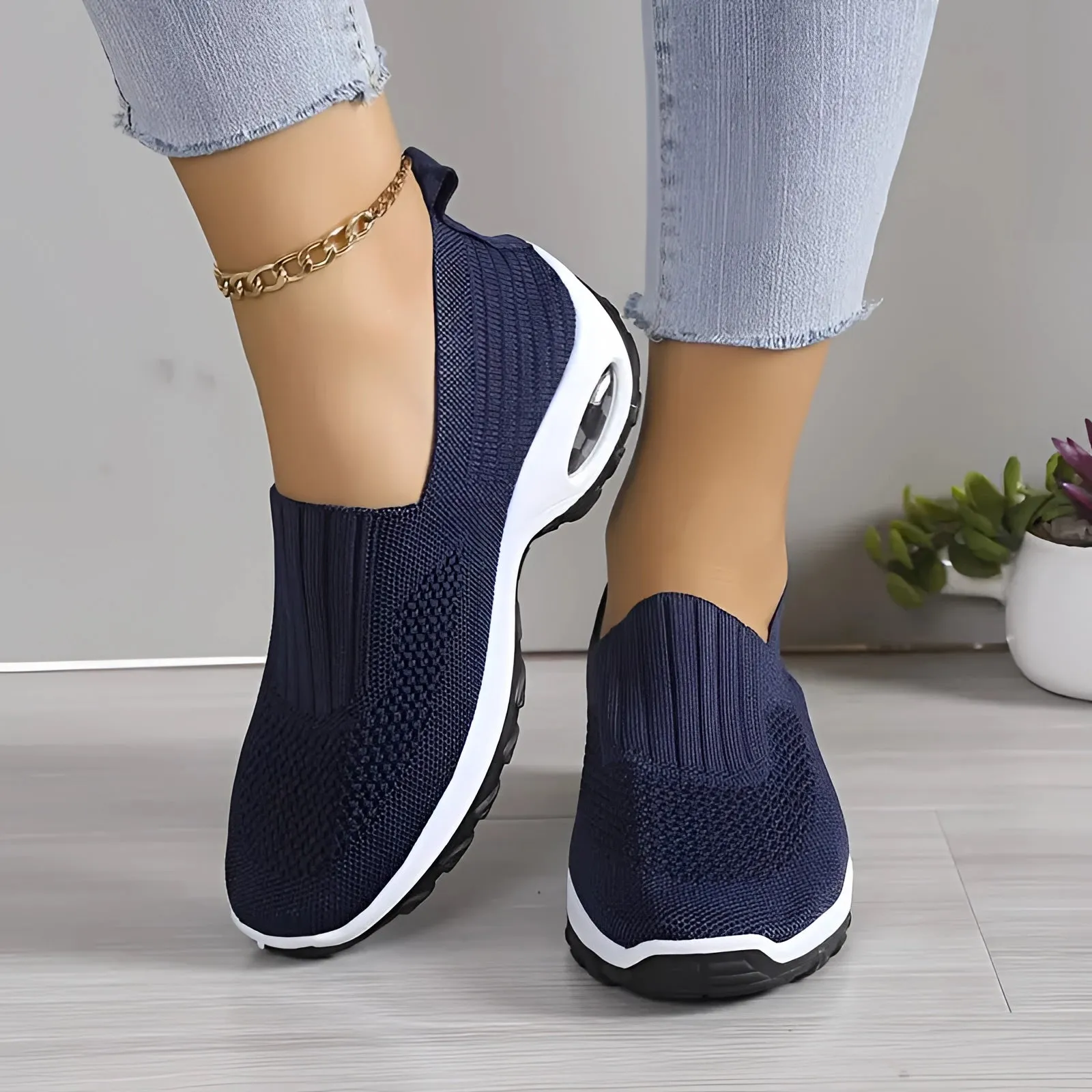 Black Women's Lightweight Breathable Slip-On Sneakers