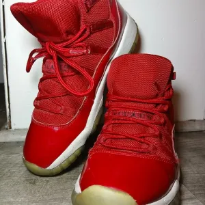 Nike Air Jordan 11 Retro 'Win like 96' sneakers in candy red size 7Y EUC
